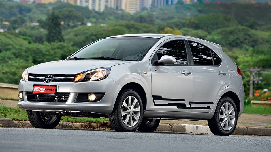 S&oacute; rodas e faixas decorativas d&atilde;o cara pr&oacute;pria &agrave; vers&atilde;o S | <a href="https://quatrorodas.abril.com.br/carros/impressoes/jac-j3-s-785154.shtml" rel="migration">Leia mais</a>
