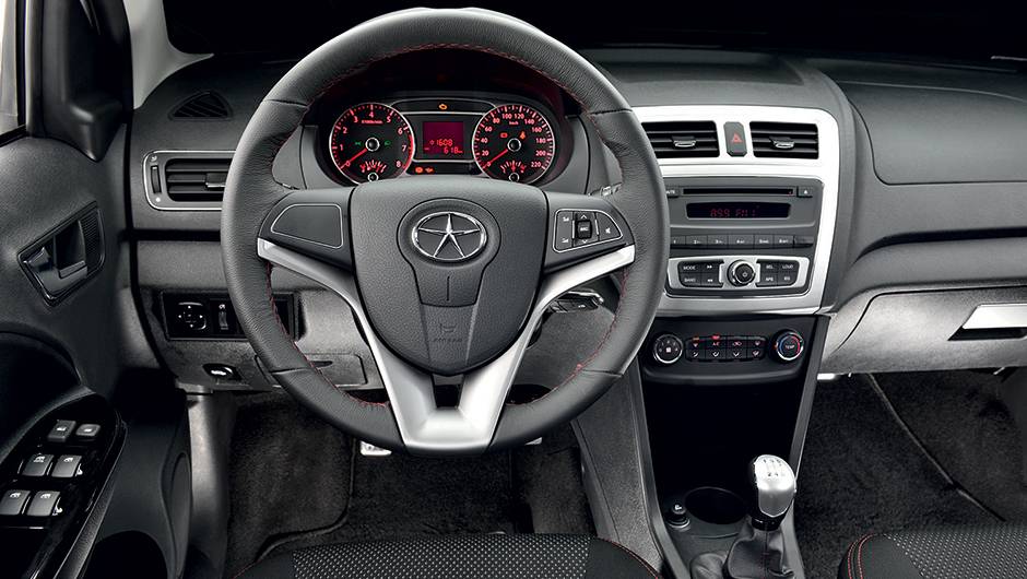 Falta esmero nas costuras vermelhas do acabamento | <a href="https://quatrorodas.abril.com.br/carros/impressoes/jac-j3-s-785154.shtml" rel="migration">Leia mais</a> Falta esmero nas costuras vermelhas do acabamento | <a href="https://quatrorodas.abril.com.br/carros/impressoes/jac-j3-s-785154.shtml" rel="migration">Leia mais</a>
