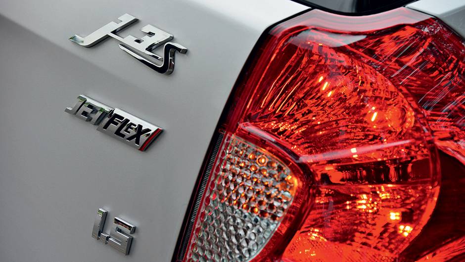 Logotipo J3 s lembra ideograma chin&ecirc;s | <a href="https://quatrorodas.abril.com.br/carros/impressoes/jac-j3-s-785154.shtml" rel="migration">Leia mais</a>