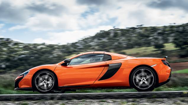 O McLaren conversível fica com jeitão de cupê com a capota rígida | <a href="https://quatrorodas.abril.com.br/carros/impressoes/mclaren-650s-787311.shtml" rel="migration">Leia mais</a>