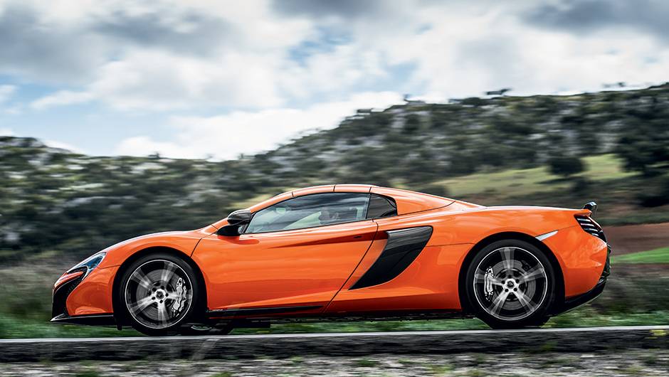 O McLaren convers&iacute;vel fica com jeit&atilde;o de cup&ecirc; com a capota r&iacute;gida | <a href="https://quatrorodas.abril.com.br/carros/impressoes/mclaren-650s-787311.shtml" rel="migration">Leia mais</a>