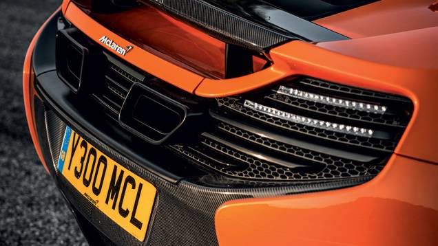 Escapes ficam escondidos no painel traseiro | <a href="https://quatrorodas.abril.com.br/carros/impressoes/mclaren-650s-787311.shtml" rel="migration">Leia mais</a>