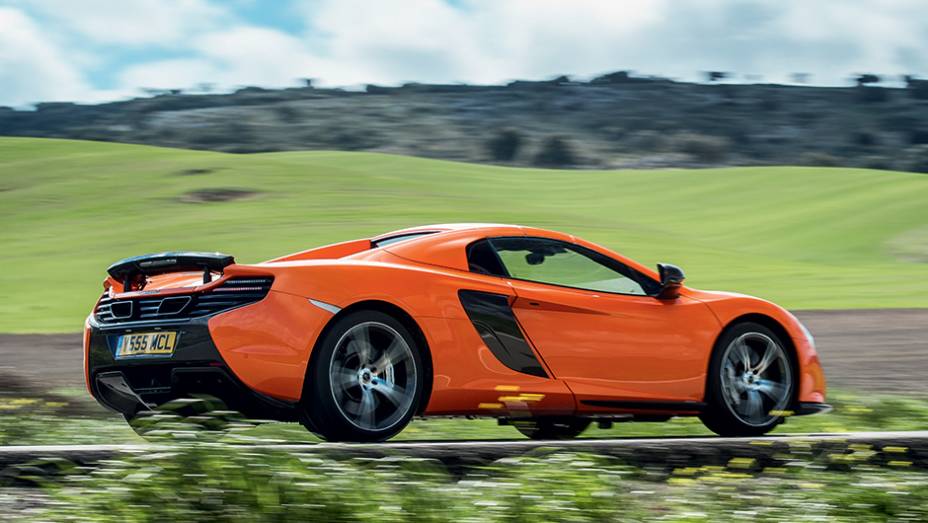 Asa traseira trabalha como o DRS da F-1 | <a href="https://quatrorodas.abril.com.br/carros/impressoes/mclaren-650s-787311.shtml" rel="migration">Leia mais</a>