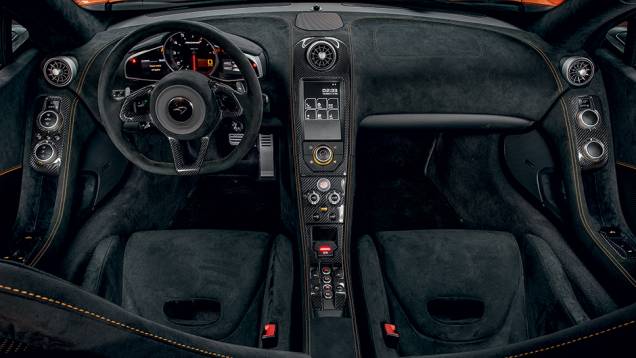 Interior com muito revestimento Alcantara e fibra de carbono | <a href="https://quatrorodas.abril.com.br/carros/impressoes/mclaren-650s-787311.shtml" rel="migration">Leia mais</a>