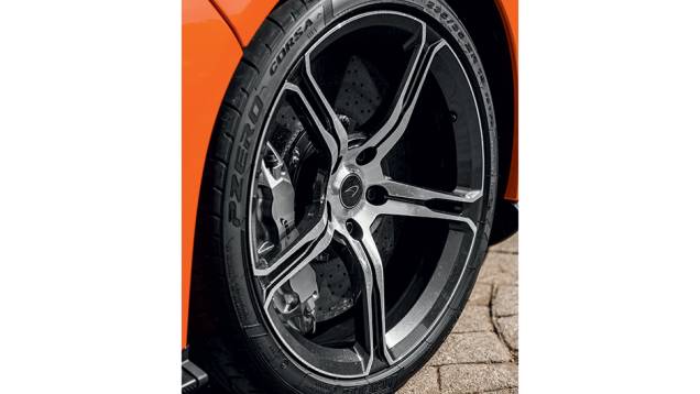 Rodas aro 19 na frente | <a href="https://quatrorodas.abril.com.br/carros/impressoes/mclaren-650s-787311.shtml" rel="migration">Leia mais</a>