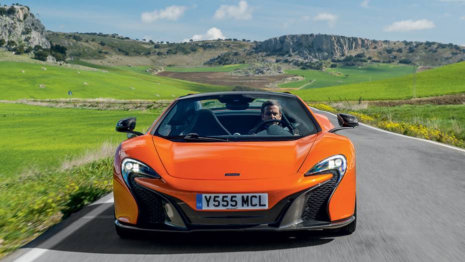 Faróis imitam logo da McLaren | <a href="https://quatrorodas.abril.com.br/carros/impressoes/mclaren-650s-787311.shtml" rel="migration">Leia mais</a>