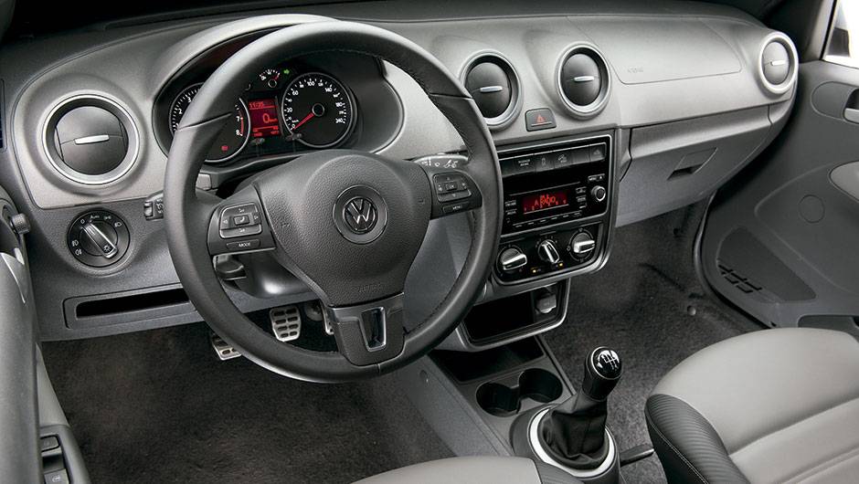 Volante multifuncional &eacute; o destaque da cabine | <a href="https://quatrorodas.abril.com.br/carros/comparativos/saveiro-x-strada-787696.shtml" rel="migration">Leia mais</a>