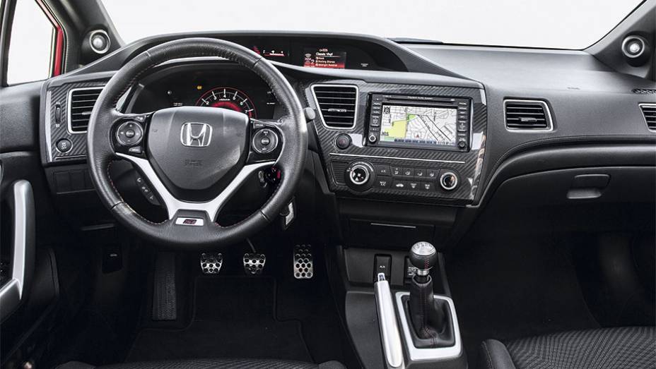 Dianteira tem desenho mais alinhado à nova linguagem de estilo da Honda | <a href="http://quatrorodas.abril.com.br/reportagens/geral/vale-esperar-honda-civic-si-795078.shtml" rel="migration">Leia mais</a>