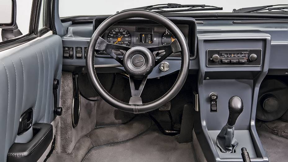 Interior simples, com instrumentos herdados do Escort XR3 | <a href="https://quatrorodas.abril.com.br/carros/classicos-brasileiros/miura-kabrio-791967.shtml" rel="migration">Leia mais</a>