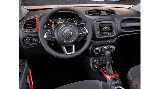 No interior, o design do painel mistura estilos: americano com italiano | <a href="https://quatrorodas.abril.com.br/reportagens/geral/vale-esperar-jeep-renegade-791986.shtml" rel="migration">Leia mais</a> No interior, o design do painel mistura estilos: americano com italiano | <a href="https://quatrorodas.abril.com.br/reportagens/geral/vale-esperar-jeep-renegade-791986.shtml" rel="migration">Leia mais</a>