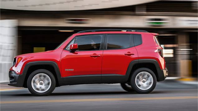 Coluna traseira larga e quadrada lembra o primo distante Fiat Uno | <a href="https://quatrorodas.abril.com.br/reportagens/geral/vale-esperar-jeep-renegade-791986.shtml" rel="migration">Leia mais</a>