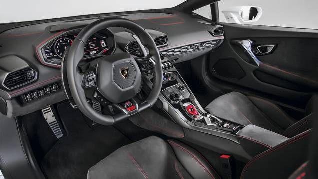 A ideia estilística dos hexágonos está espalhada pelo interior do esportivo | <a href="https://quatrorodas.abril.com.br/carros/impressoes/lamborghini-huracan-795058.shtml" rel="migration">Leia mais</a>