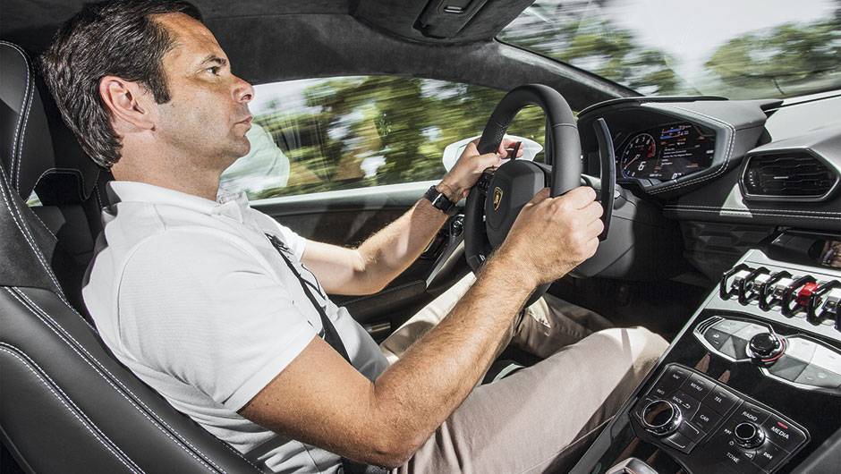 Antes hidr&aacute;ulica, a dire&ccedil;&atilde;o do novo Lambo passou a ter assist&ecirc;ncia el&eacute;trica | <a href="https://quatrorodas.abril.com.br/carros/impressoes/lamborghini-huracan-795058.shtml" rel="migration">Leia mais</a>