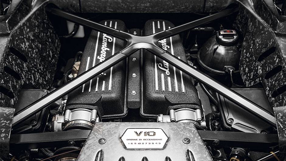 Motor &eacute; o 5.2 aspirado do Audi R8 V10, mas retrabalhado | <a href="https://quatrorodas.abril.com.br/carros/impressoes/lamborghini-huracan-795058.shtml" rel="migration">Leia mais</a>