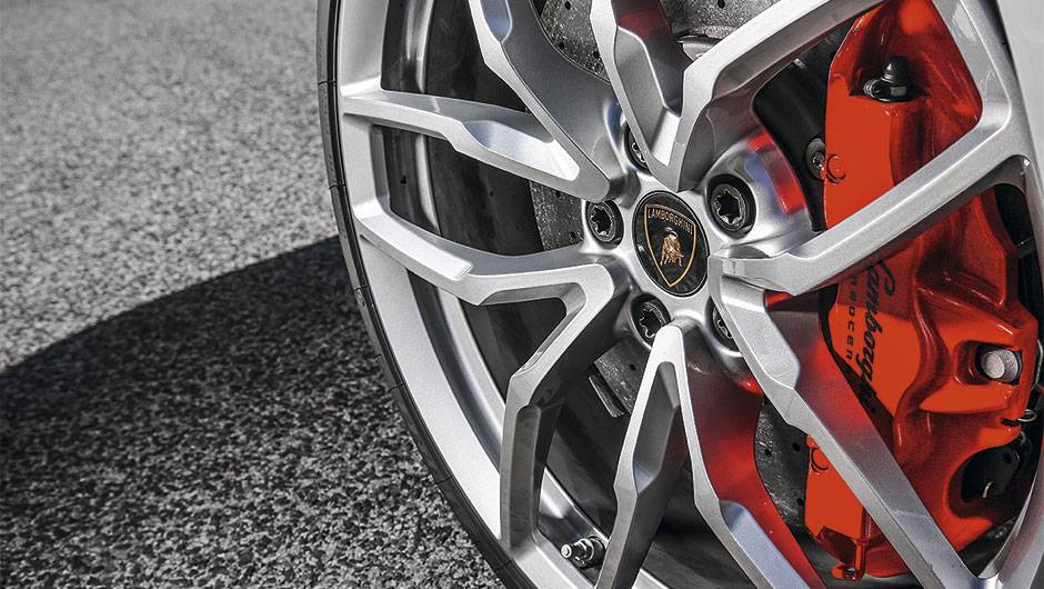 Rodas t&ecirc;m 20 polegadas | <a href="https://quatrorodas.abril.com.br/carros/impressoes/lamborghini-huracan-795058.shtml" rel="migration">Leia mais</a>