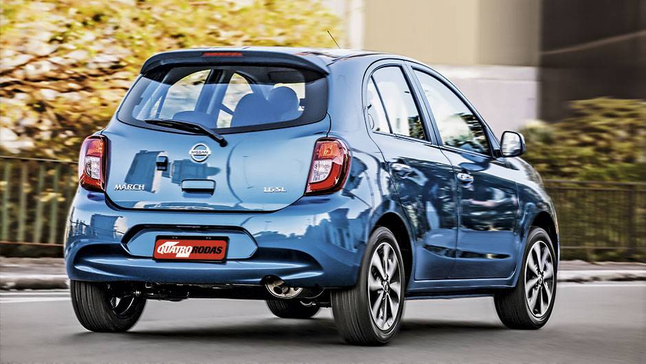 O ressalto na tampa, &agrave; esquerda do logotipo, &eacute; a c&acirc;mera de r&eacute; | <a href="https://quatrorodas.abril.com.br/carros/testes/nissan-march-792698.shtml" rel="migration">Leia mais</a>