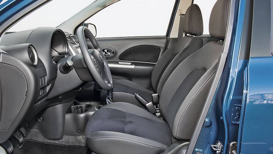 Bancos t&ecirc;m novo padr&atilde;o de tecido em dois tons. H&aacute; ajuste de altura para volante e assento do motorista | <a href="https://quatrorodas.abril.com.br/carros/testes/nissan-march-792698.shtml" rel="migration">Leia mais</a>