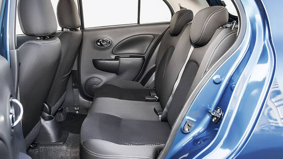 Atr&aacute;s, o encosto &eacute; rebat&iacute;vel, mas inteiri&ccedil;o | <a href="https://quatrorodas.abril.com.br/carros/testes/nissan-march-792698.shtml" rel="migration">Leia mais</a>