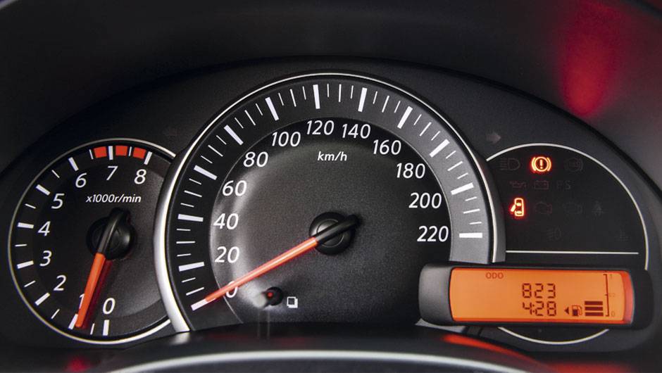 Quadro de instrumentos &eacute; b&aacute;sico, mas de f&aacute;cil leitura | <a href="https://quatrorodas.abril.com.br/carros/testes/nissan-march-792698.shtml" rel="migration">Leia mais</a>
