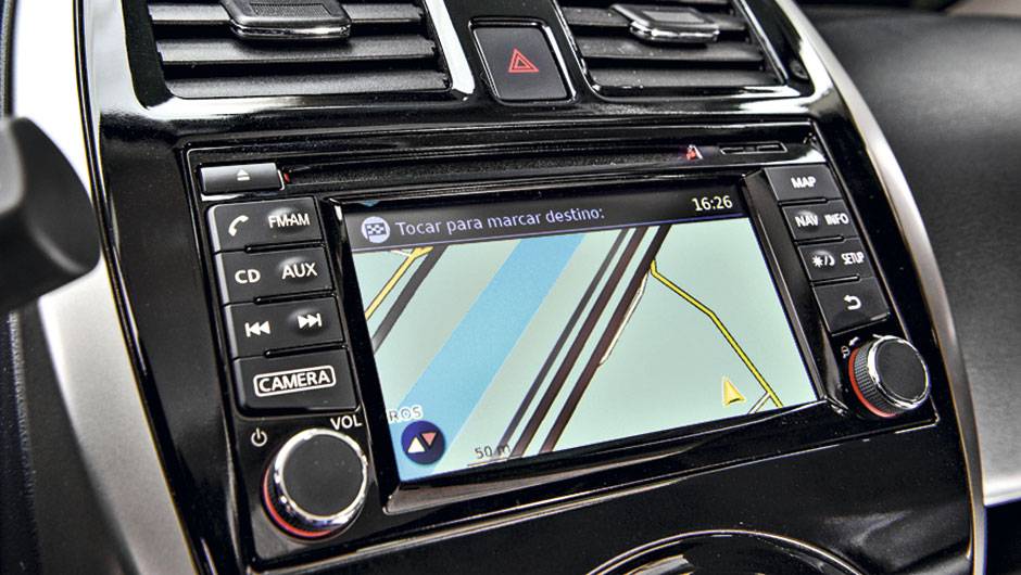 Central multim&iacute;dia tem GPS | <a href="https://quatrorodas.abril.com.br/carros/testes/nissan-march-792698.shtml" rel="migration">Leia mais</a>