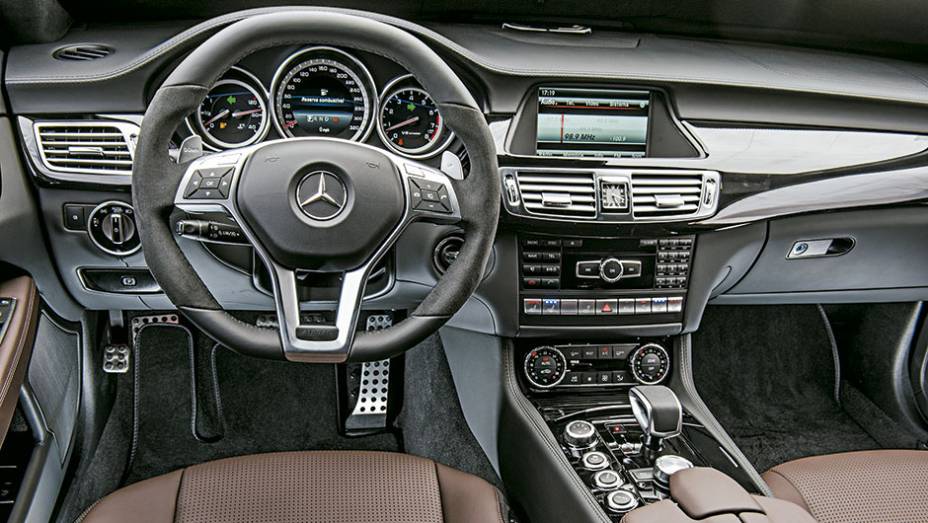 No painel, central multimídia com relógio suíço da marca IWC | <a href="https://quatrorodas.abril.com.br/carros/impressoes/mercedes-benz-cls-63-amg-shooting-brake-795060.shtml" rel="migration">Leia mais</a>