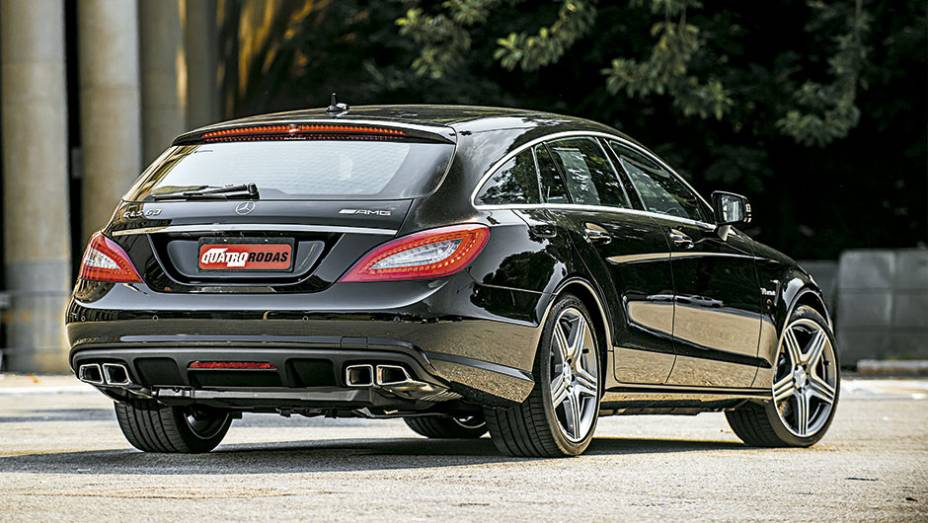 Teto descendente limita espaço atrás, mas realça esportividade | <a href="https://quatrorodas.abril.com.br/carros/impressoes/mercedes-benz-cls-63-amg-shooting-brake-795060.shtml" rel="migration">Leia mais</a>