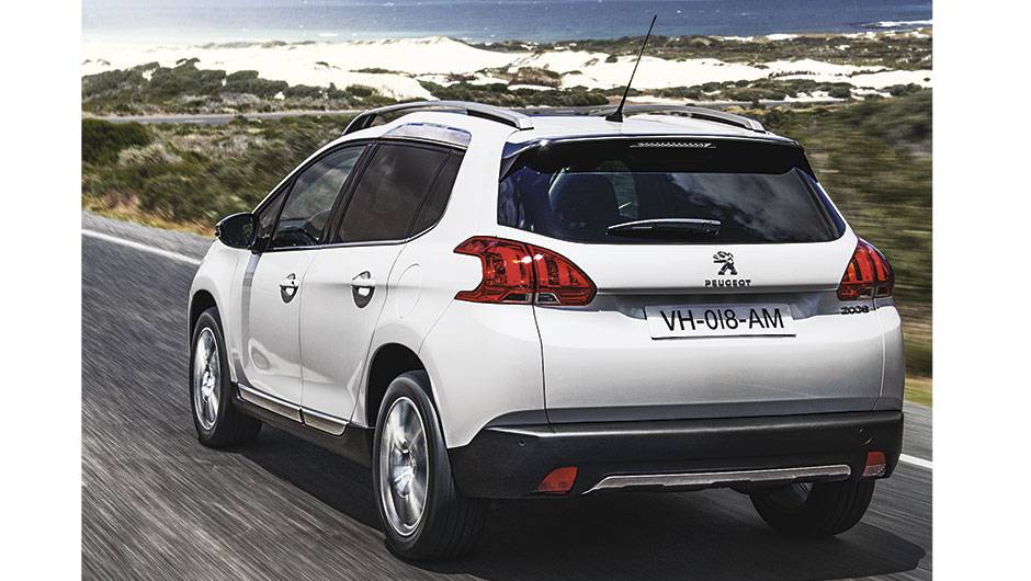 Lanternas, instrumentos em posi&ccedil;&atilde;o elevada e volante pequeno s&atilde;o compartilhados com o 208 | <a href="https://quatrorodas.abril.com.br/reportagens/geral/vale-esperar-peugeot-2008-793301.shtml" rel="migration">Leia mais</a>