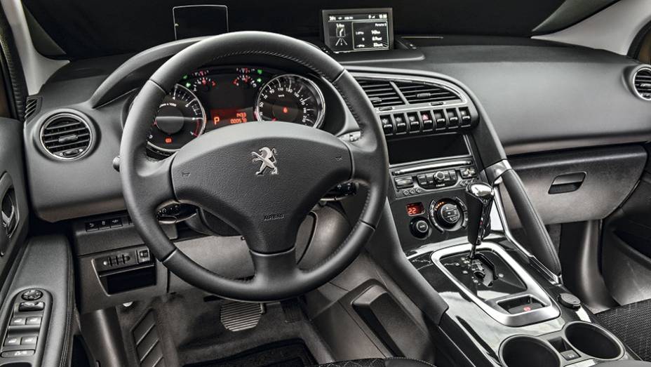 Sem mudanças no interior: bom acabamento e muitos porta-trecos | <a href="http://quatrorodas.abril.com.br/carros/impressoes/peugeot-3008-791963.shtml" rel="migration">Leia mais</a>