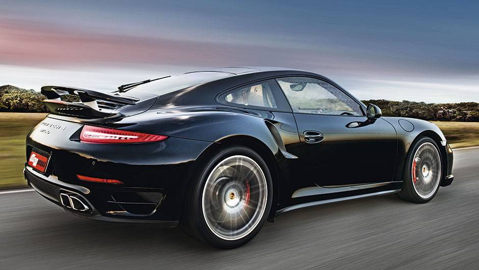 Motor de 520 cv de pot&ecirc;ncia e tra&ccedil;&atilde;o nas quatro rodas | <a href="https://quatrorodas.abril.com.br/carros/testes/porscshe-911-turbo-795081.shtml" rel="migration">Leia mais</a>
