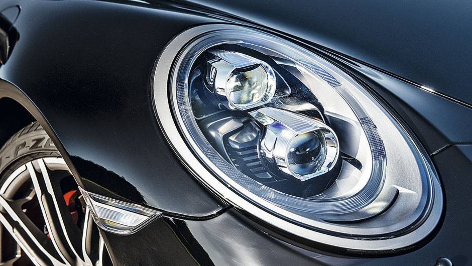 Os far&oacute;is t&ecirc;m led e | <a href="https://quatrorodas.abril.com.br/carros/testes/porscshe-911-turbo-795081.shtml" rel="migration">Leia mais</a>
