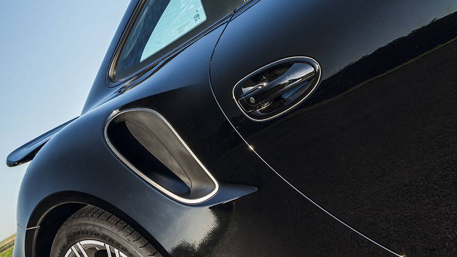  as tomadas de ar laterais ventilam os radiadores dos turbos | <a href="https://quatrorodas.abril.com.br/carros/testes/porscshe-911-turbo-795081.shtml" rel="migration">Leia mais</a>