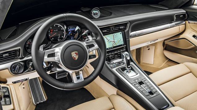 O console foi inspirado no Carrera GT | <a href="https://quatrorodas.abril.com.br/carros/testes/porscshe-911-turbo-795081.shtml" rel="migration">Leia mais</a>