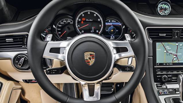 Volante tem comandos de câmbio | <a href="https://quatrorodas.abril.com.br/carros/testes/porscshe-911-turbo-795081.shtml" rel="migration">Leia mais</a> Volante tem comandos de câmbio | <a href="https://quatrorodas.abril.com.br/carros/testes/porscshe-911-turbo-795081.shtml" rel="migration">Leia mais</a>