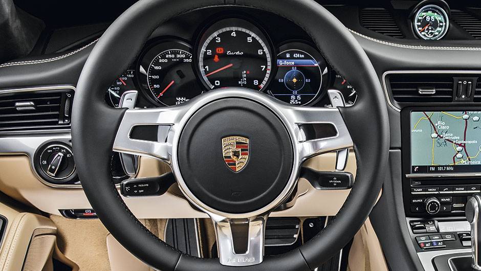 Volante tem comandos de c&acirc;mbio | <a href="https://quatrorodas.abril.com.br/carros/testes/porscshe-911-turbo-795081.shtml" rel="migration">Leia mais</a>