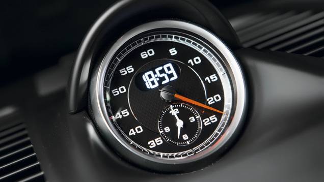 No alto do painel há um cronógrafo | <a href="https://quatrorodas.abril.com.br/carros/testes/porscshe-911-turbo-795081.shtml" rel="migration">Leia mais</a> No alto do painel há um cronógrafo | <a href="https://quatrorodas.abril.com.br/carros/testes/porscshe-911-turbo-795081.shtml" rel="migration">Leia mais</a>