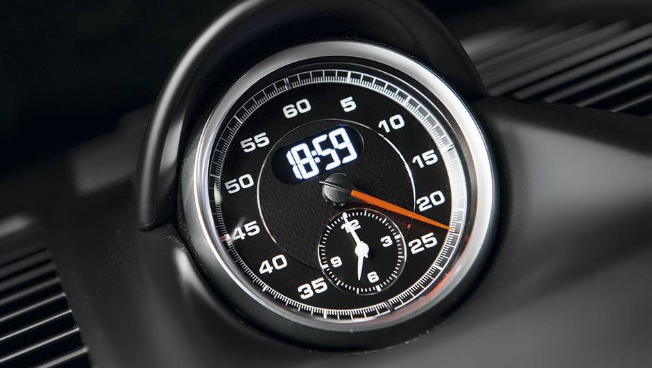 No alto do painel h&aacute; um cron&oacute;grafo | <a href="https://quatrorodas.abril.com.br/carros/testes/porscshe-911-turbo-795081.shtml" rel="migration">Leia mais</a>