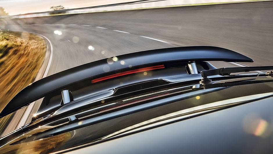  aerof&oacute;lio, atr&aacute;s, alteram o perfil aerodin&acirc;mico do carro | <a href="https://quatrorodas.abril.com.br/carros/testes/porscshe-911-turbo-795081.shtml" rel="migration">Leia mais</a>
