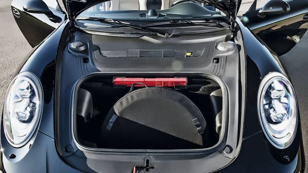 O estepe (mais fino) fica no porta-malas | <a href="https://quatrorodas.abril.com.br/carros/testes/porscshe-911-turbo-795081.shtml" rel="migration">Leia mais</a> O estepe (mais fino) fica no porta-malas | <a href="https://quatrorodas.abril.com.br/carros/testes/porscshe-911-turbo-795081.shtml" rel="migration">Leia mais</a>