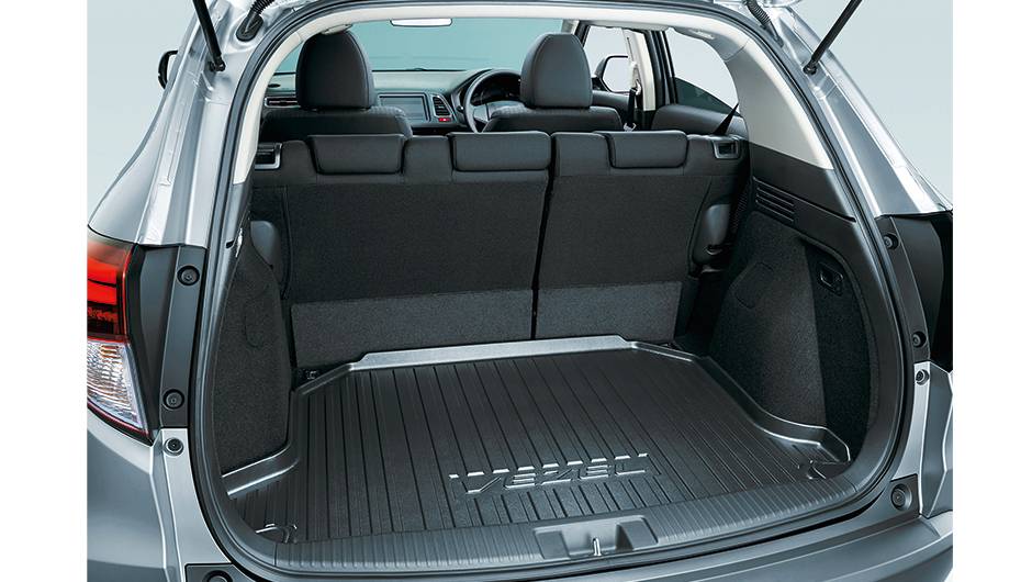 Porta-malas de 400 litros e bancos rebat&iacute;veis na propor&ccedil;&atilde;o 60/40 | <a href="https://quatrorodas.abril.com.br/reportagens/geral/vale-esperar-honda-vezel-793591.shtml" rel="migration">Leia mais</a>