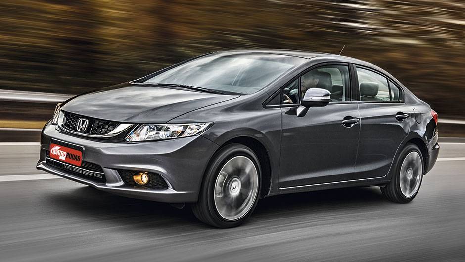 Civic 2015 sofreu leves mudan&ccedil;as na dianteira | <a href="https://quatrorodas.abril.com.br/carros/impressoes/honda-civic-2015-797583.shtml" rel="migration">Leia mais</a>