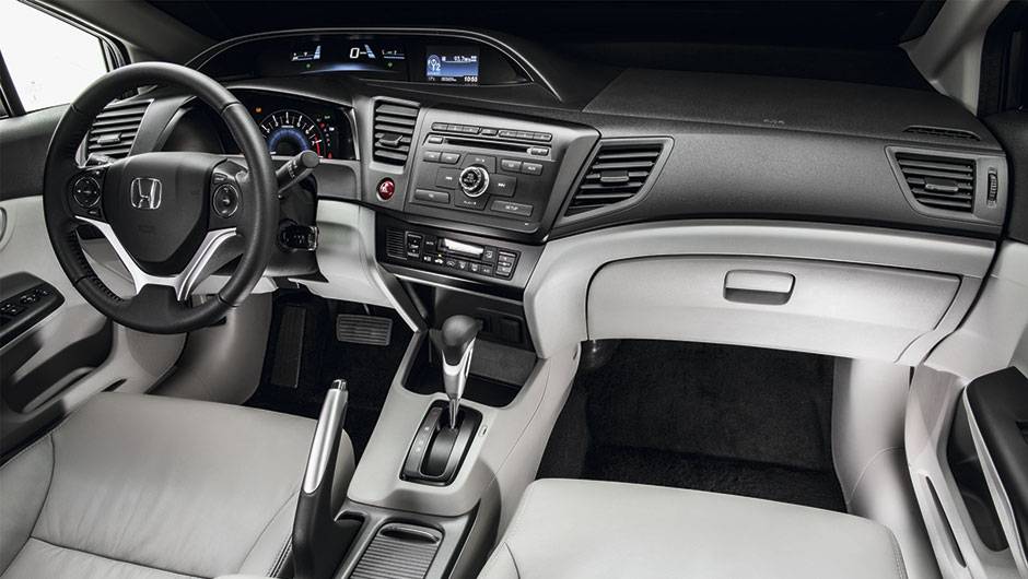 Vers&atilde;o intermedi&aacute;ria &eacute; bem equipada. Tem bancos de couro, som com Bluetooth e c&acirc;mera de r&eacute; | <a href="https://quatrorodas.abril.com.br/carros/impressoes/honda-civic-2015-797583.shtml" rel="migration">Leia mais</a>