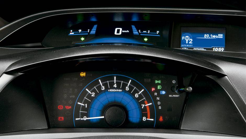 Painel de dois andares &eacute; marca do Civic | <a href="https://quatrorodas.abril.com.br/carros/impressoes/honda-civic-2015-797583.shtml" rel="migration">Leia mais</a>