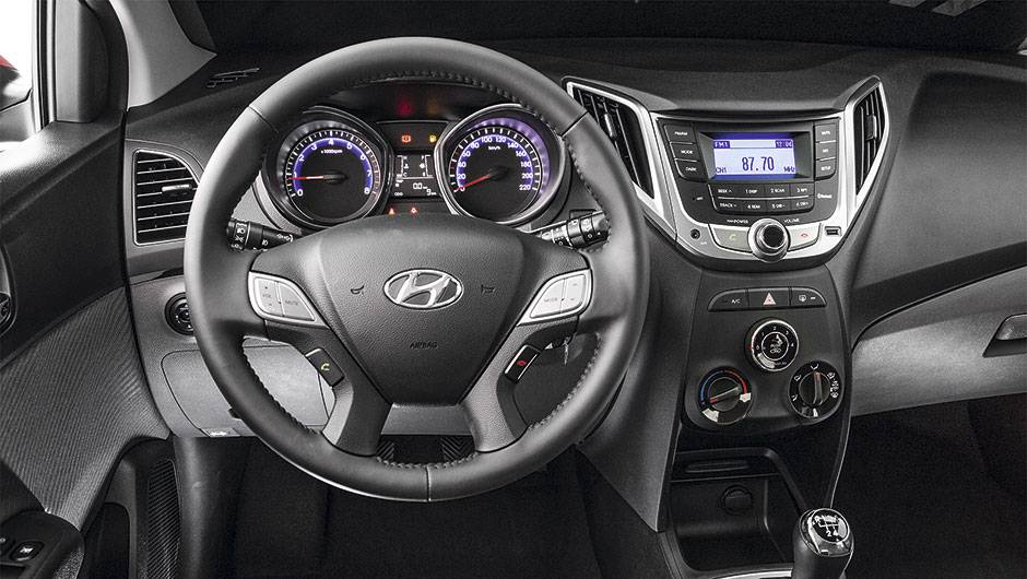 Vidros el&eacute;tricos nos vidros dianteiros e traseiros s&atilde;o itens de s&eacute;rie, assim como sistema de som, ar-condicionado e computador de bordo | <a href="https://quatrorodas.abril.com.br/carros/comparativos/renault-sandero-x-chevrolet-onix-x-hyundai-hb20-798448.s" rel="migration"></a>
