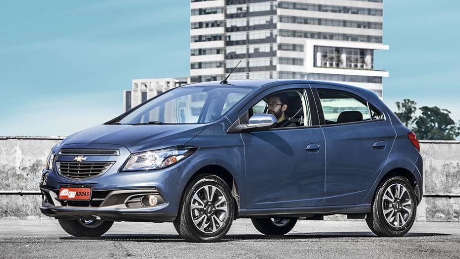 Rodas de liga leve e faróis de neblina são opcionais no Onix 1.4 LT | <a href="https://quatrorodas.abril.com.br/carros/comparativos/renault-sandero-x-chevrolet-onix-x-hyundai-hb20-798448.shtml" rel="migration">Leia mais</a>