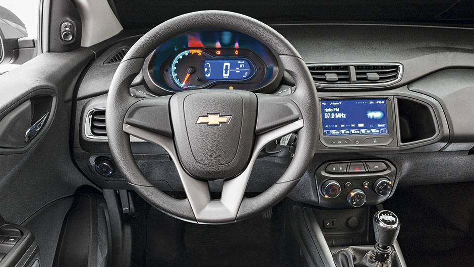 De s&eacute;rie, h&aacute; volante com regulagem de em altura, alarme, vidros dianteiros e retrovisores el&eacute;tricos e banco traseiro rebat&iacute;vel | <a href="https://quatrorodas.abril.com.br/carros/comparativos/renault-sandero-x-chevrolet-onix-x-hyundai-hb20-798448.shtml" rel="migration">Lei</a>