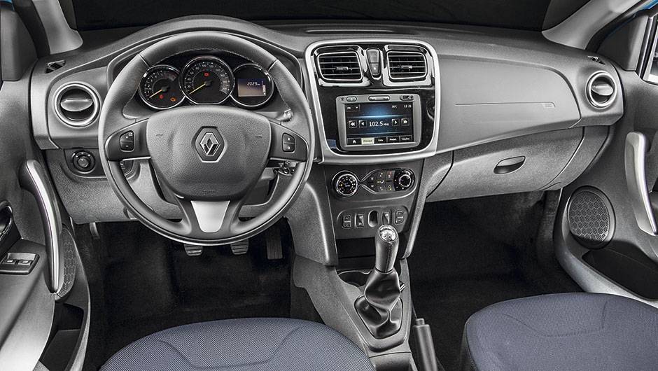 De s&eacute;rie, o hatch traz banco do motorista com ajuste em altura, banco traseiro bipartido e ar-condicionado | <a href="https://quatrorodas.abril.com.br/carros/comparativos/renault-sandero-x-chevrolet-onix-x-hyundai-hb20-798448.shtml" rel="migration">Leia mais</a>