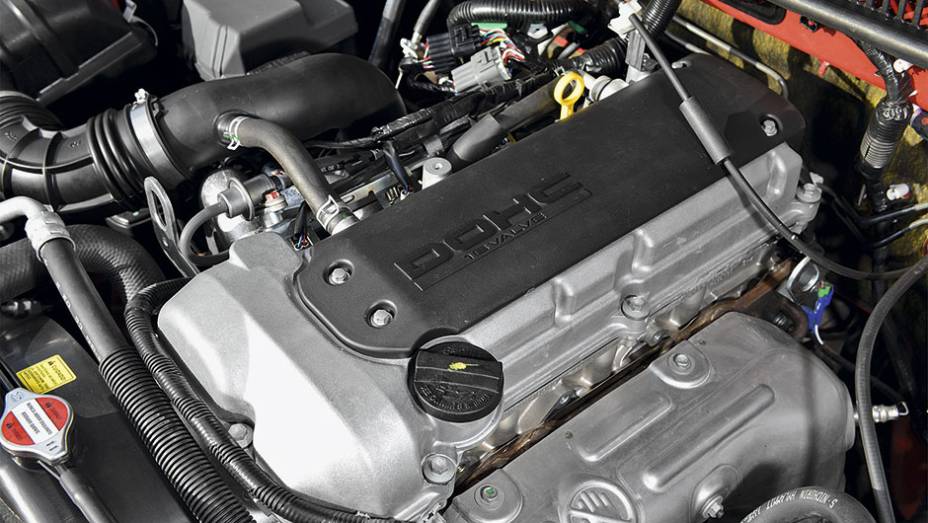 Motor 1.3 de aluminio gera 85 cv | <a href="http://quatrorodas.abril.com.br/carros/impressoes/suzuki-jimny-4sport-797573.shtml" rel="migration">Leia mais</a>