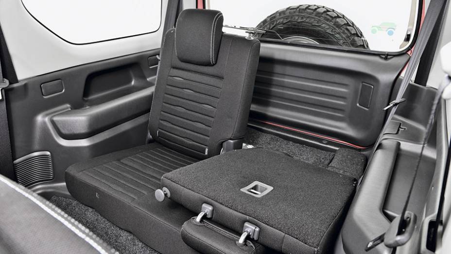 Bancos rebatíveis liberam espaço para bagagem | <a href="http://quatrorodas.abril.com.br/carros/impressoes/suzuki-jimny-4sport-797573.shtml" rel="migration">Leia mais</a>