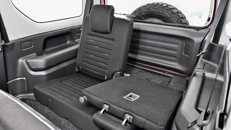 Bancos rebat&iacute;veis liberam espa&ccedil;o para bagagem | <a href="https://quatrorodas.abril.com.br/carros/impressoes/suzuki-jimny-4sport-797573.shtml" rel="migration">Leia mais</a>