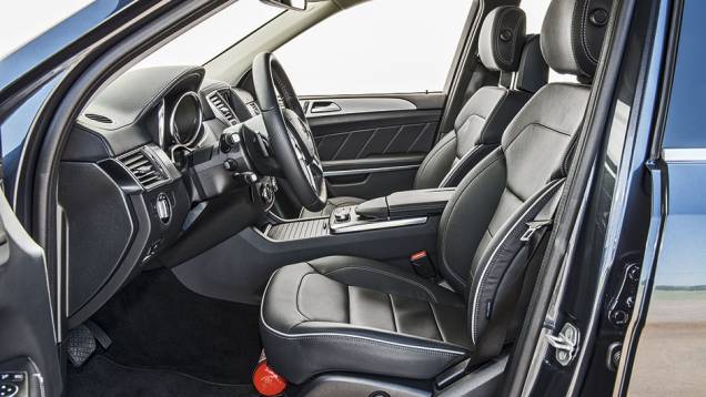 Acabamento tem couro e alumínio aparente | <a href="https://quatrorodas.abril.com.br/carros/impressoes/mercedes-benz-gl-350-bluetec-sport-798485.shtml" rel="migration">Leia mais</a> Acabamento tem couro e alumínio aparente | <a href="https://quatrorodas.abril.com.br/carros/impressoes/mercedes-benz-gl-350-bluetec-sport-798485.shtml" rel="migration">Leia mais</a>